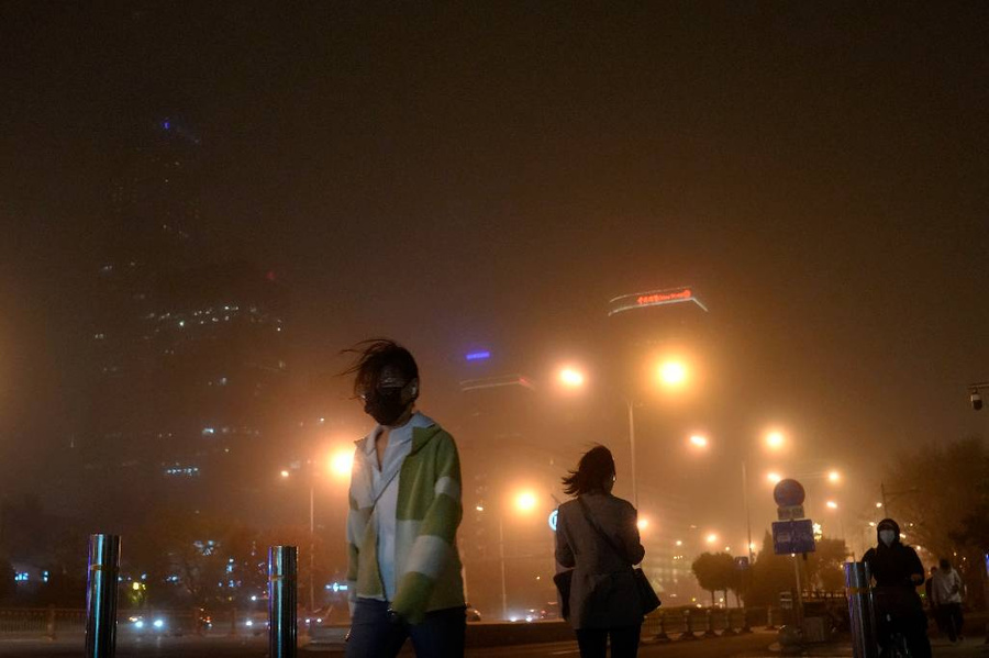 Песчаная буря обрушилась на Пекин. Обложка © ТАСС / AP Photo / Andy Wong