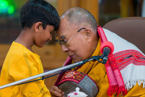 "Личная выходка": Московских буддистов шокировала просьба далай-ламы к мальчику "пососать язык"