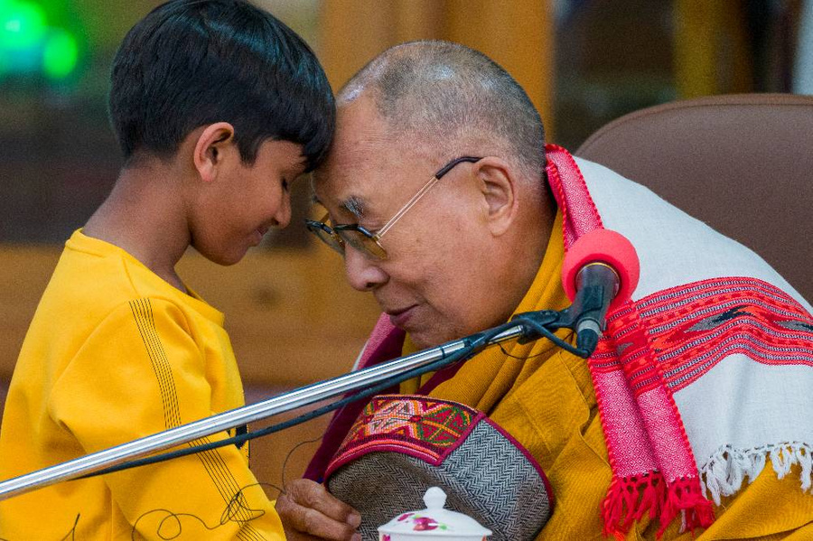 Далай-лама с мальчиком-паломником. Фото © ТАСС / AP / Ashwini Bhatia