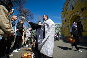 Власти Киева запретили верующим посещать пасхальные богослужения