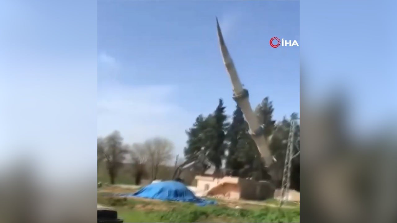 Страшная смерть парня под рухнувшим минаретом мечети в Турции попала на видео