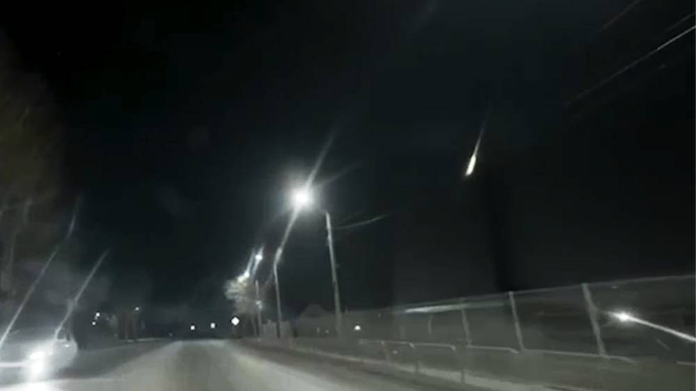 В Екатеринбурге сняли на видео падение неизвестного светящегося объекта
