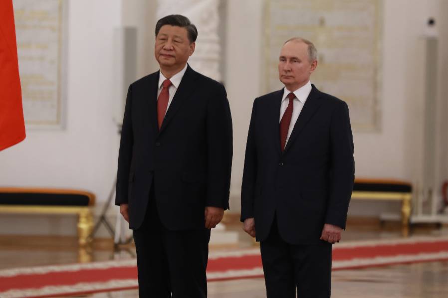 Переводчик заметил особую химию между Путиным и Си Цзиньпином