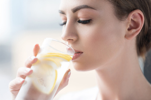 Разгони метаболизм: Как правильно пить воду с лимоном, чтобы похудеть