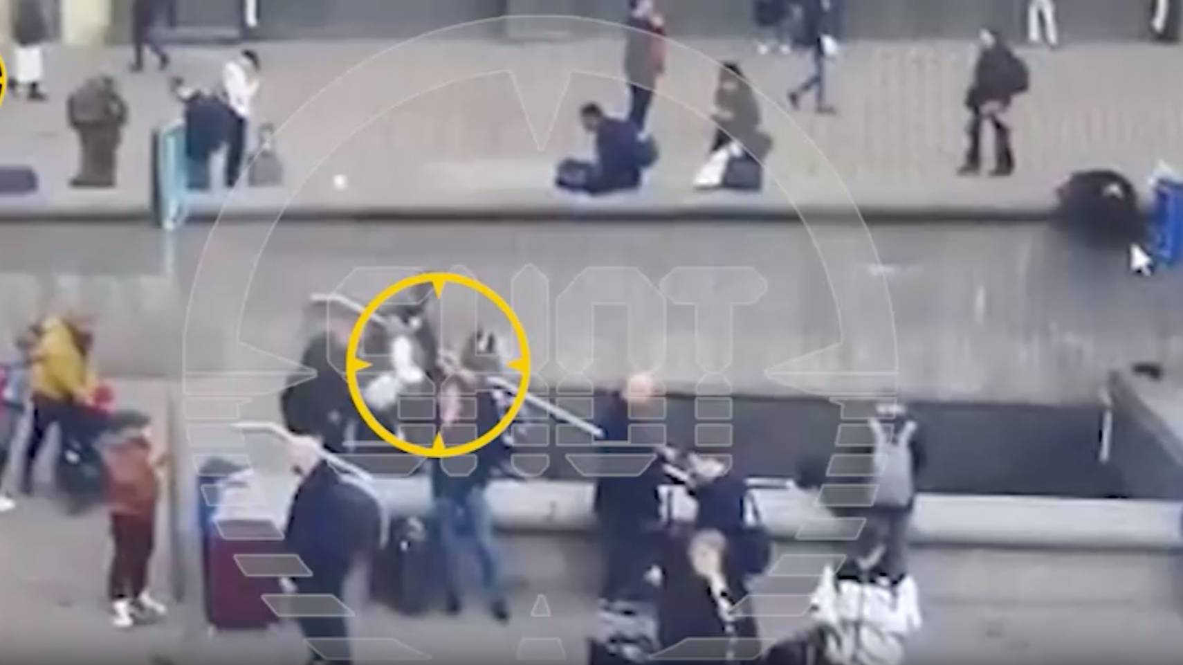 Лайф публикует видео падения с высоты пьяного бомжа на коляску с ребёнком в Москве