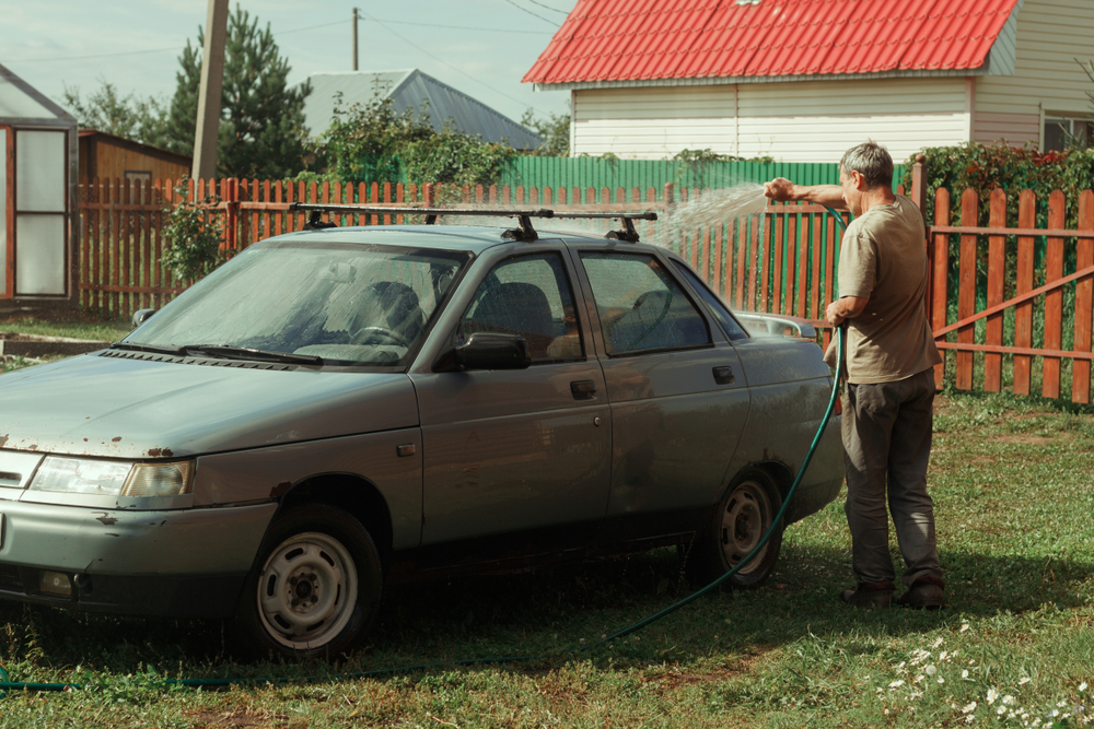 Россиян напугали штрафом в 10 тысяч рублей за мытьё машины на даче