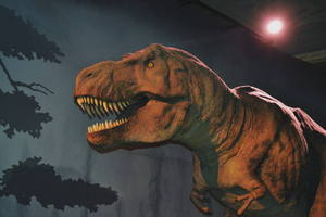 В Британии экоактивисты пытались напасть на динозавра