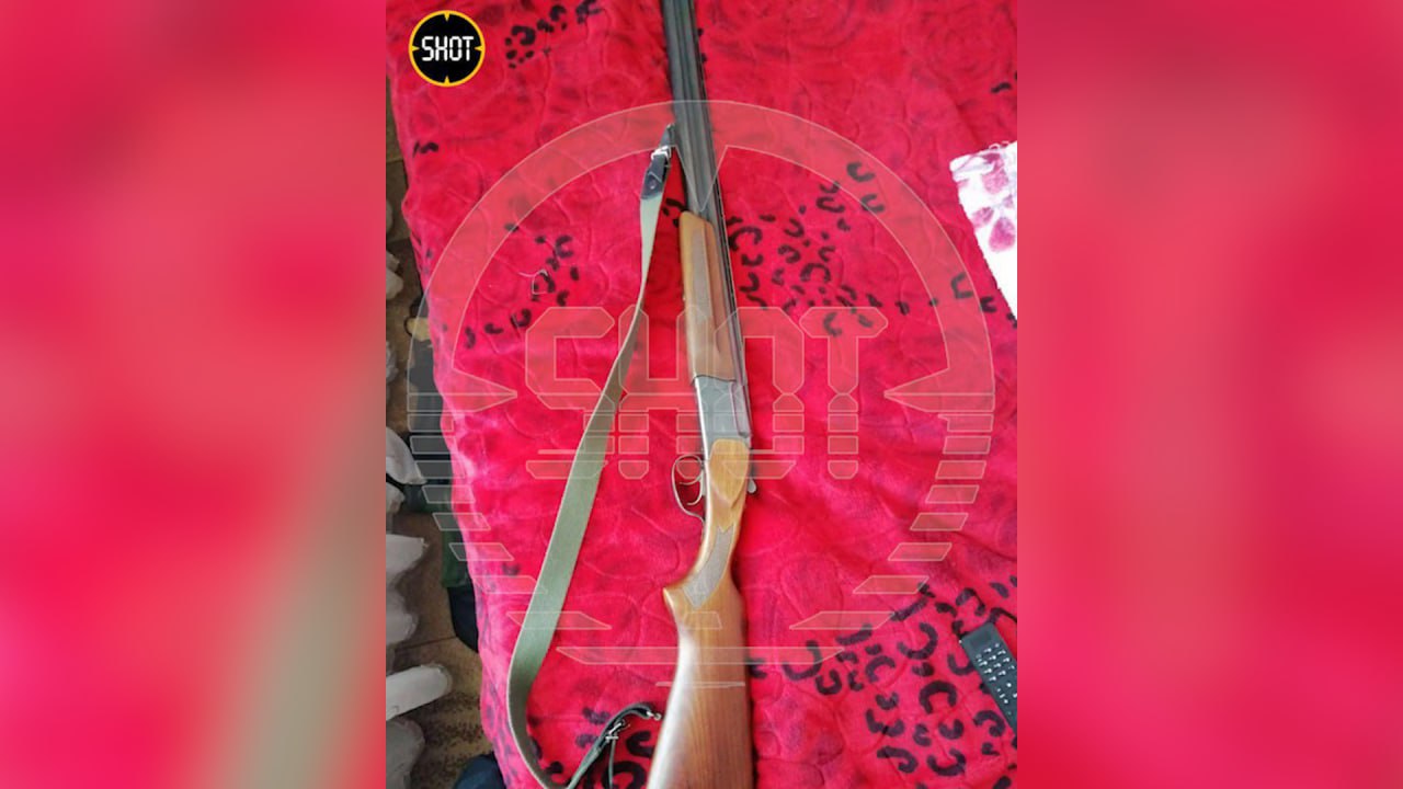 Фотография ружья, появившаяся в телеграм-канале, где угрожают взорвать школы. Фото © SHOT