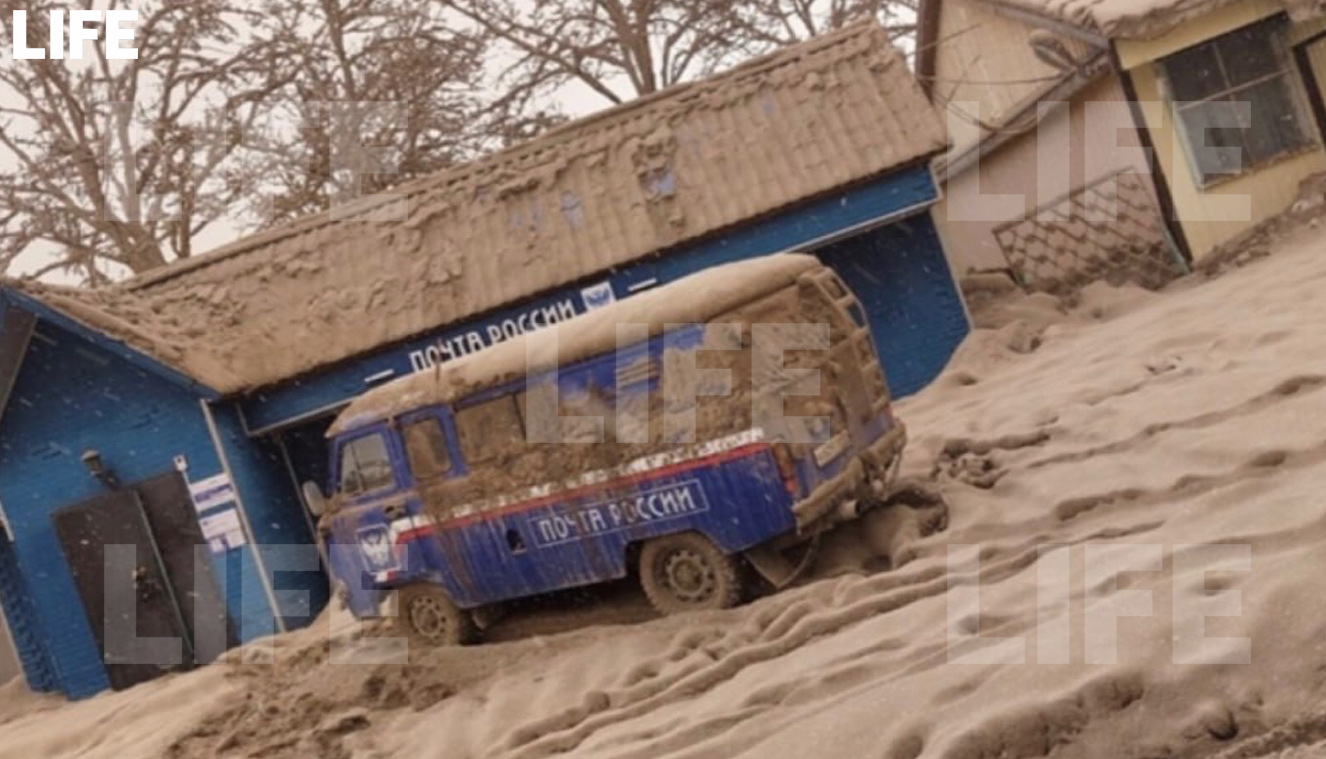 Пепел после извержения вулкана Шивелуч накрыл посёлок Ключи. Фото © LIFE