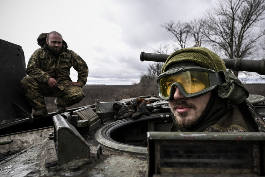 Украинские солдаты готовятся к наступлению. Обложка © Getty Images / Muhammed Enes Yildirim / Anadolu Agency