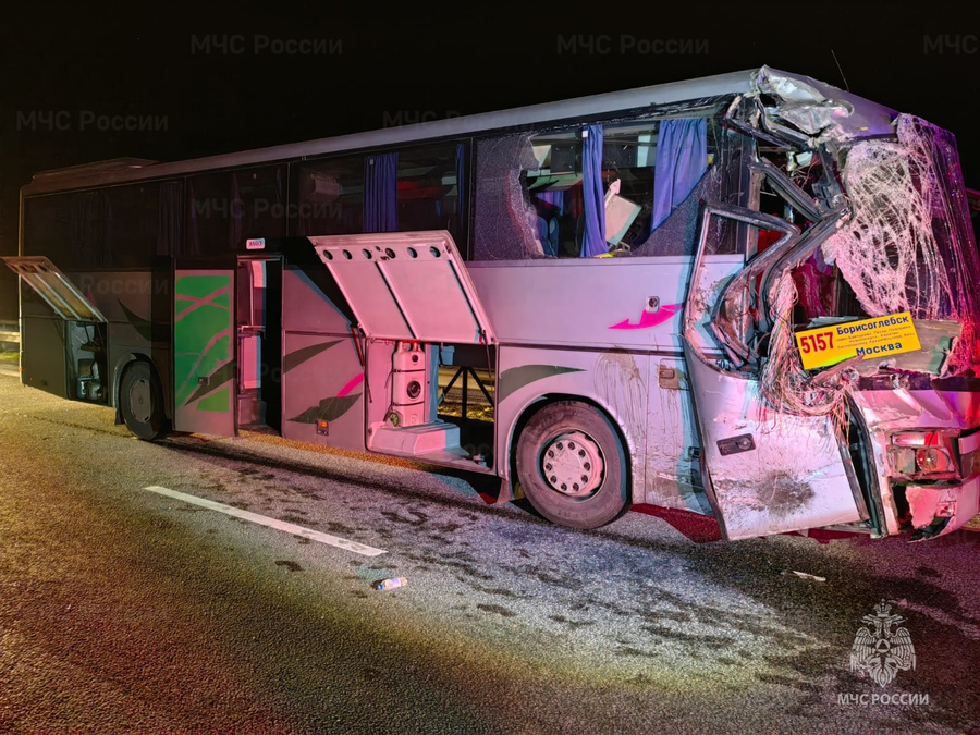 Один из пострадавших в ДТП автобусов. Обложка © МЧС по Тульской области