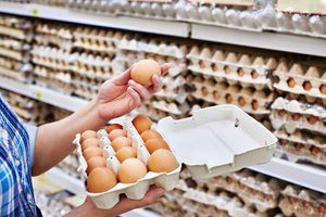 Россиянам рассказали, как правильно выбрать яйца в магазине и не слечь с отравлением