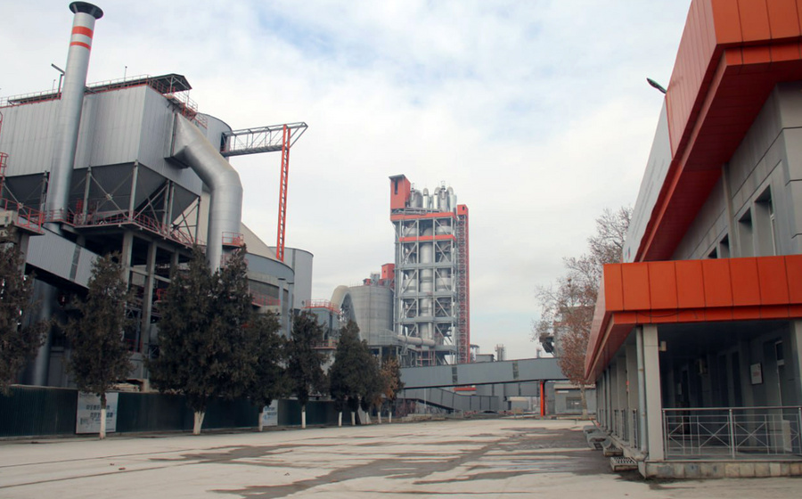 В Ахангаране работает одно из ведущих предприятий цементной промышленности Узбекистана. Фото с официального сайта ОАО "Ахангаранцемент"