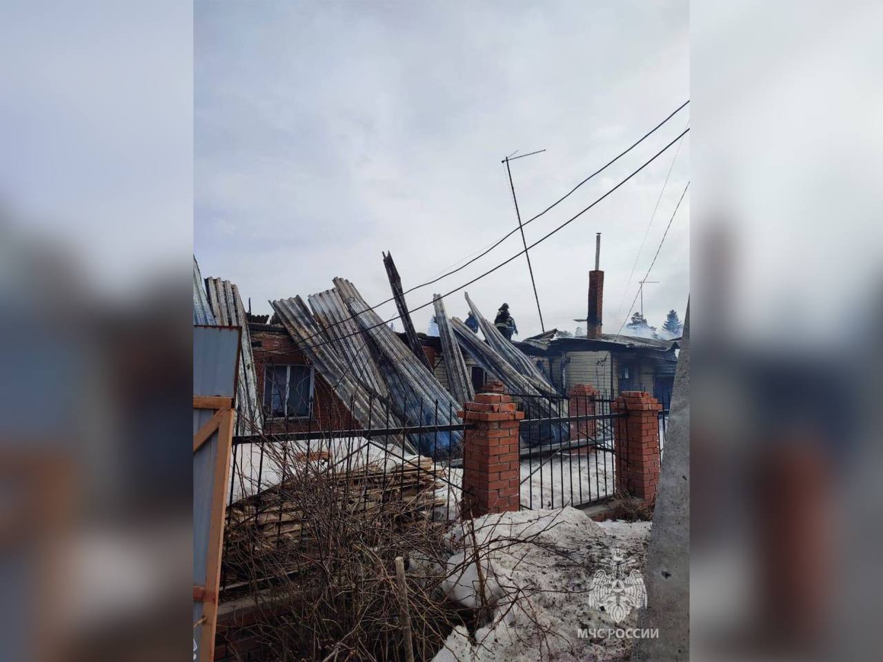Последствия пожара в частном доме. Фото © Telegram / ГУ МЧС России по Новосибирской области
