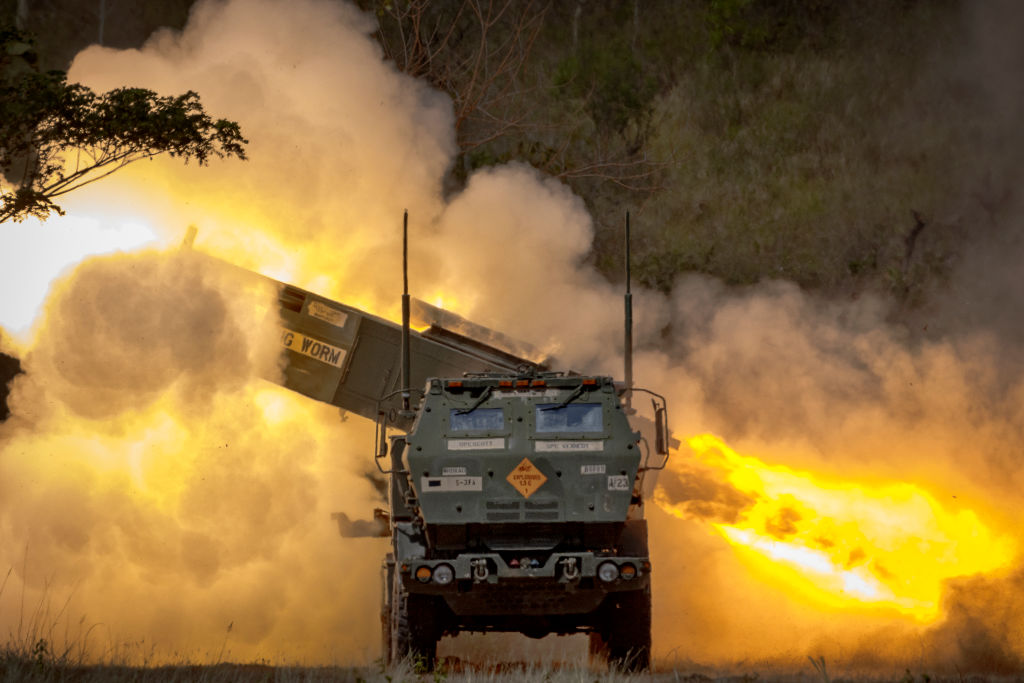 Высокомобильная артиллерийская ракетная система (HIMARS). Фото © Getty Images / Ezra Acayan