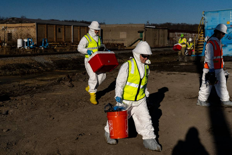 Очистка почвы продолжается после того, как поезд Norfolk Southern, перевозивший токсичные химикаты, сошёл с рельсов, что привело к экологической катастрофе. Обложка © Getty Images / Michael Swensen
