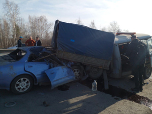 Под Челябинском иномарка насмерть сбила дорожных рабочих и въехала в грузовик