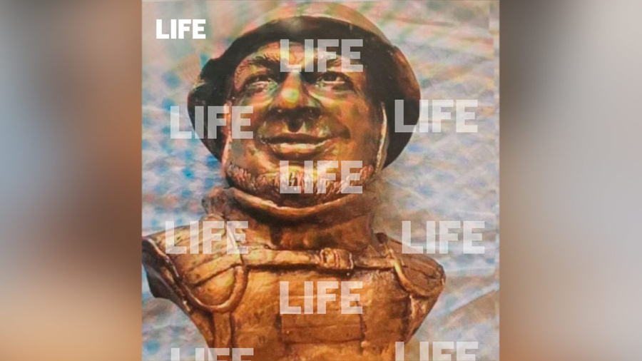 Статуэтка с бомбой внутри, которую подарили военкору Татарскому. Обложка © LIFE