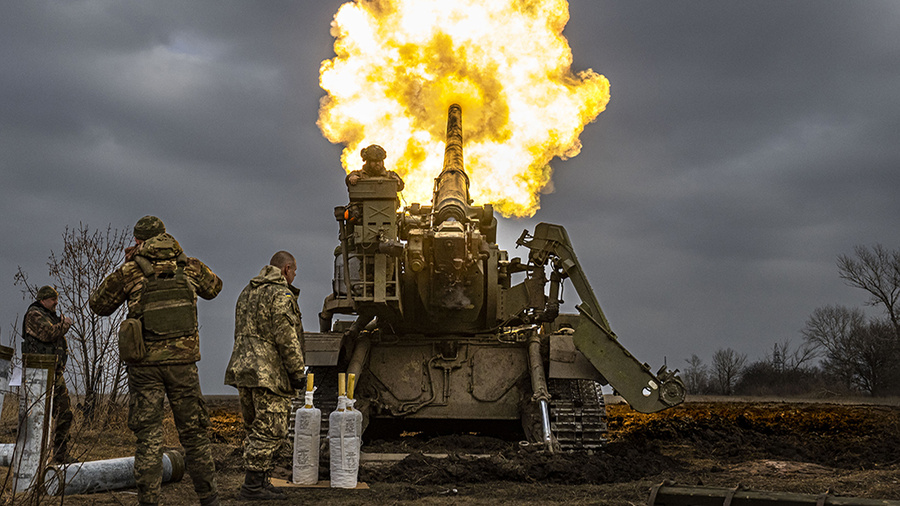 Украинские военнослужащие ведут огонь из артиллерийской гаубицы. Обложка © Getty Images / Muhammed Enes Yildirim / Anadolu Agency