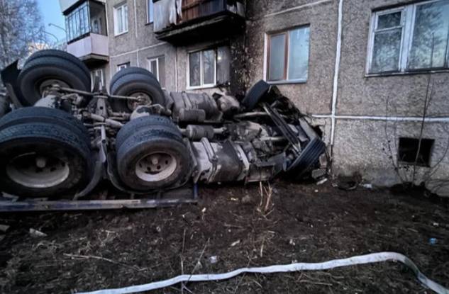 <p>Перевернувшийся и врезавшийся в дом грузовик. Обложка © ГИБДД Челябинской области</p>