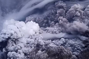 "Хвост" из пепла вулкана Шивелуч растянулся на 400 километров