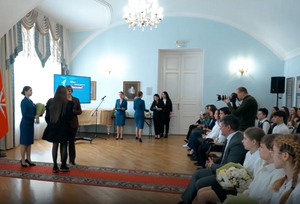 В ряде регионов РФ паспорта подросткам начали вручать в торжественной обстановке