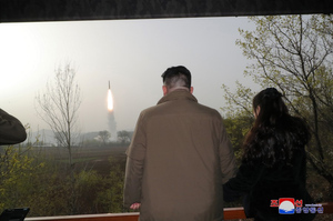 "Заряжена непреодолимой силой": Ким Чен Ын попозировал с дочерью перед новой суперракетой