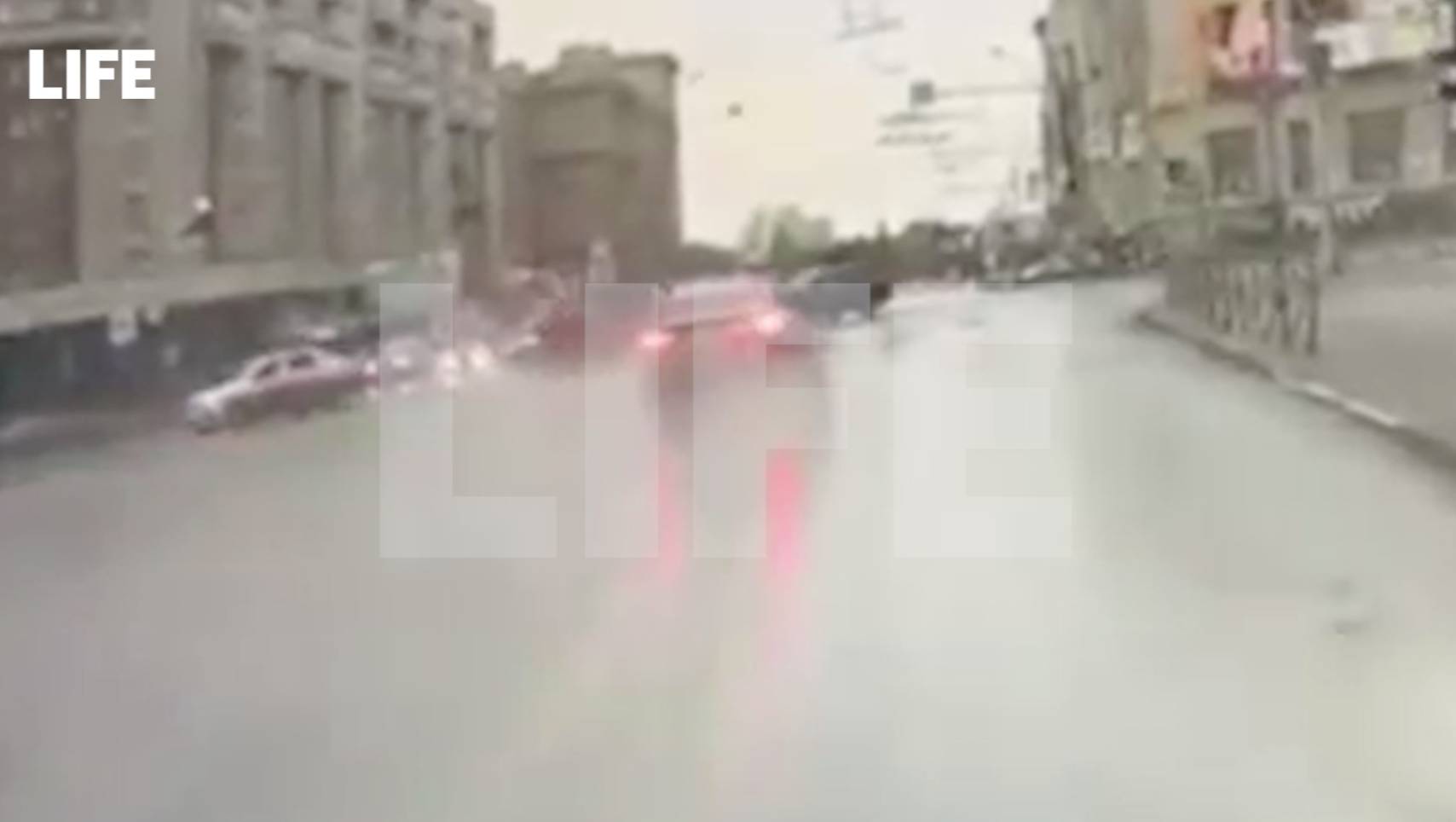 Лайф публикует момент ДТП в Новосибирске, где сын экс-депутата насмерть сбил женщину