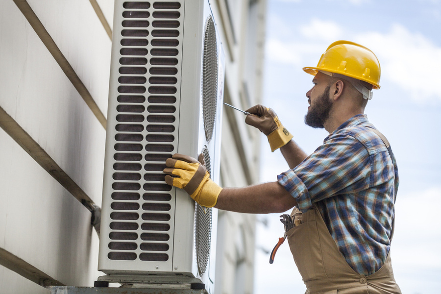 Блок кондиционера на фасаде дома могут заставить демонтировать. Обложка © Shutterstock