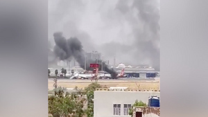 Украинский самолёт с экипажем попал под перекрёстный огонь военных в Судане и загорелся