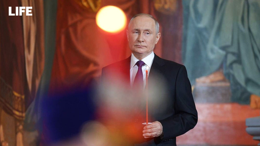Владимир Путин в ходе пасхального богослужения. Обложка © LIFE / Павел Баранов