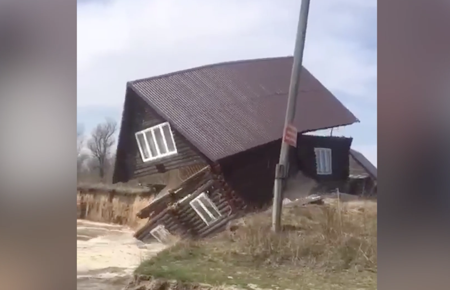 Во Владимирской области в реку рухнул стоявший на берегу частный дом