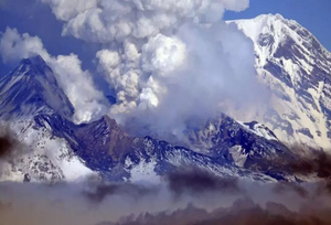 "Громадный кратер": Мощный взрыв разрушил купол вулкана на Камчатке