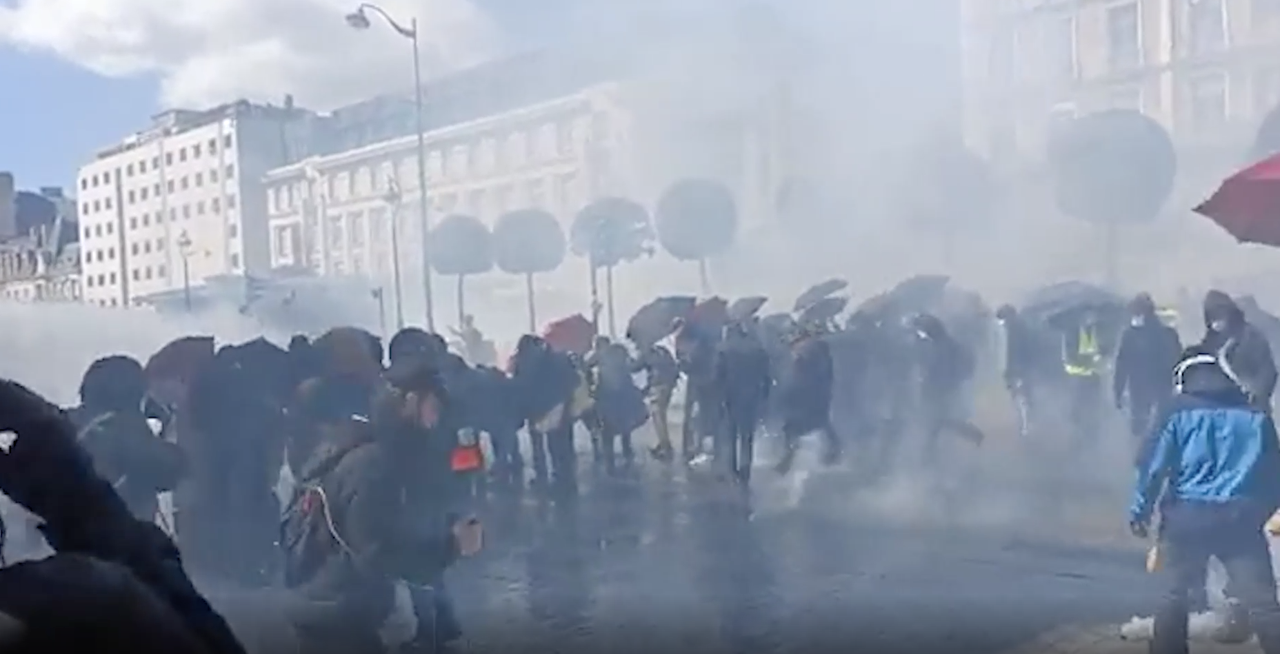 Во Франции полиция водомётами разгоняла протестующих с зонтами и петардами
