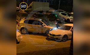 Пьяные полицейские с подругами протаранили BMW в Подмосковье и избили тёщу его владельца