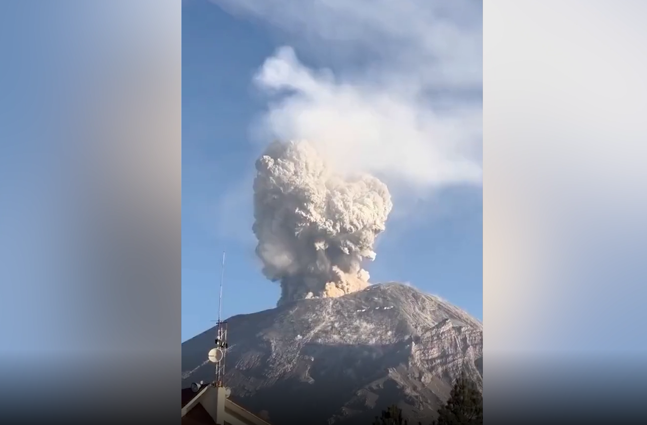Ревёт и грохочет: Извержение одного из самых опасных вулканов мира сняли на видео