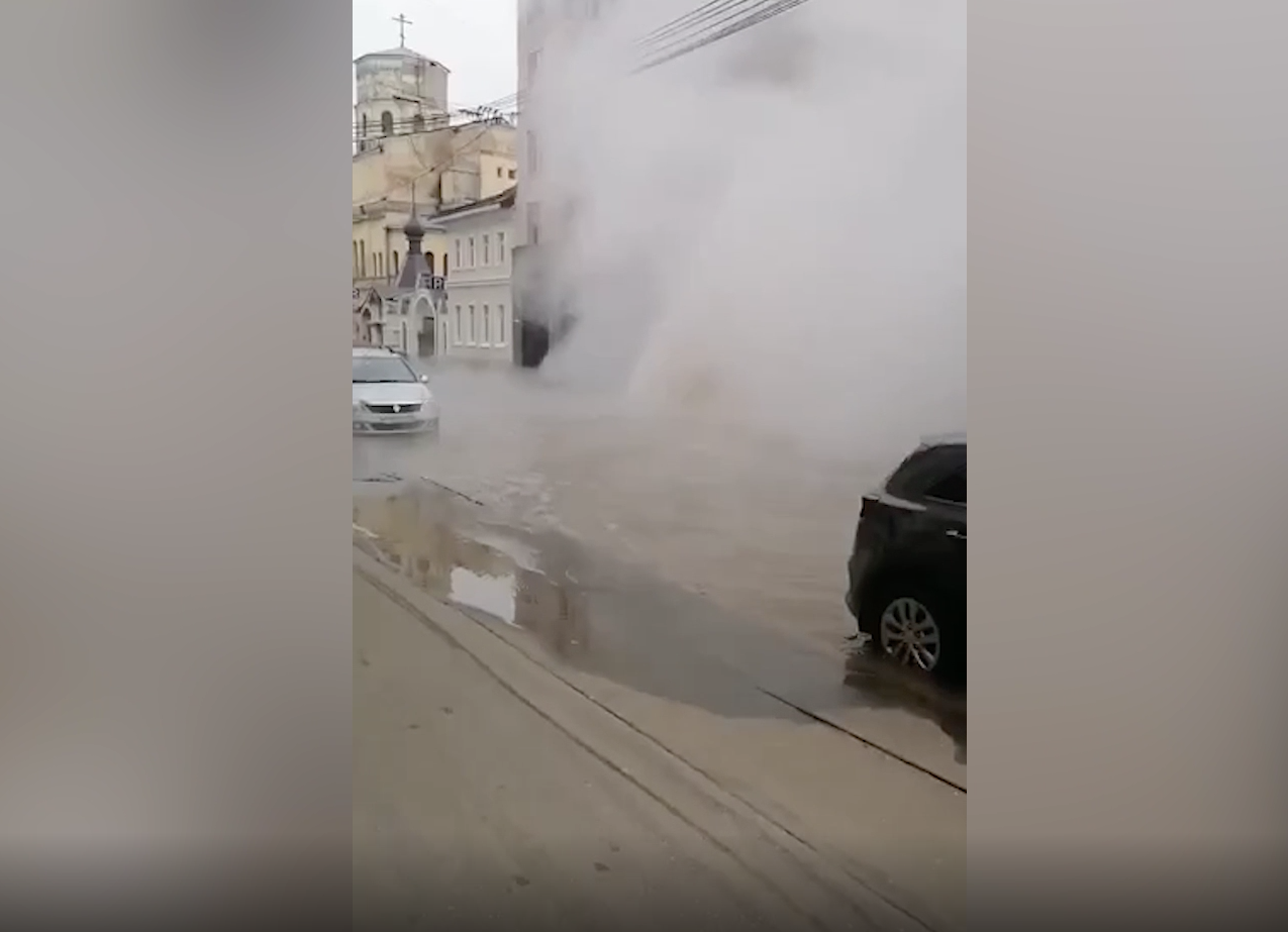 Огромный фонтан кипятка забил из-под земли в Петербурге