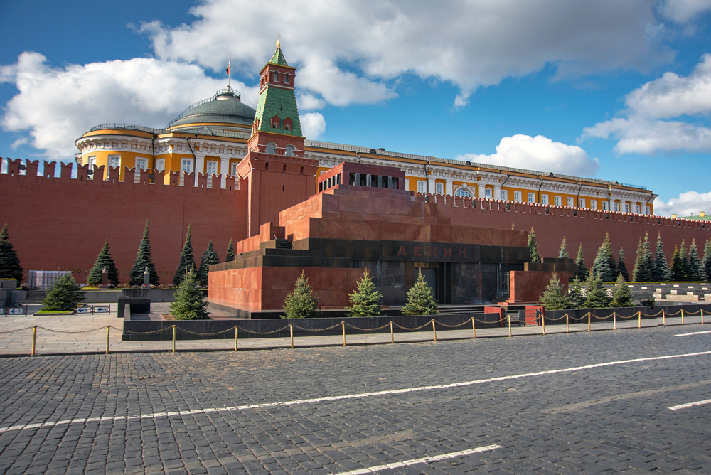 Мавзолей Ленина на Красной площади вновь открыт для посетителей