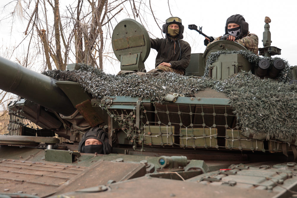 Artyomovsk (Bakhmut).  PMC fighters "Wagner" in the T-90MS tank.  Photo © TASS / Sprinchak Valentin