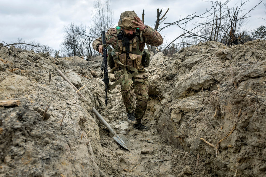 Солдат ВСУ прячется в окопе. Обложка © Getty Images / John Moore