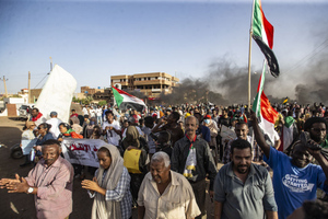 Более 100 мирных жителей убиты в боях между военными в Судане, тел солдат не сосчитать