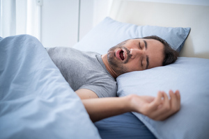 Врач предупредила, какими опасностями грозит сон с открытым ртом