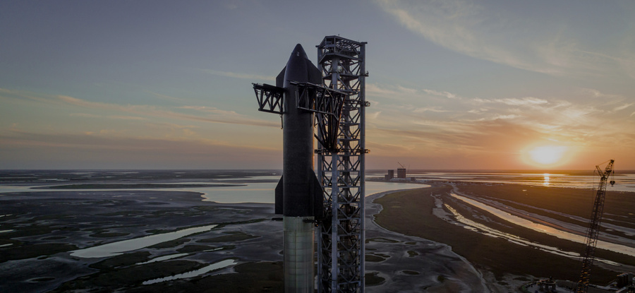 Ракета Starship перед запуском. Обложка © Spacex.com