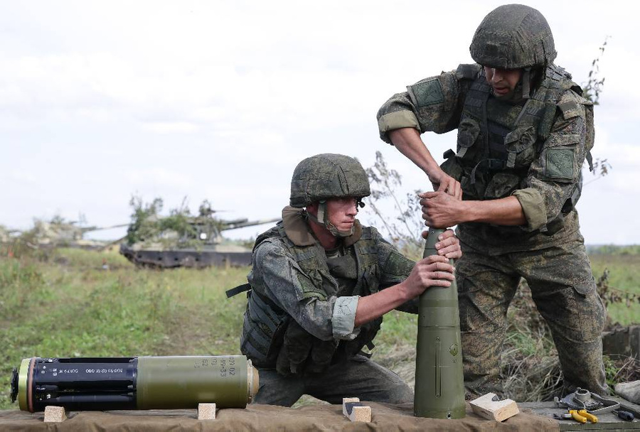 Военнослужащие собирают корректируемый артиллерийский боеприпас "Краснополь". Фото © ТАСС / Кирилл Кухмарь