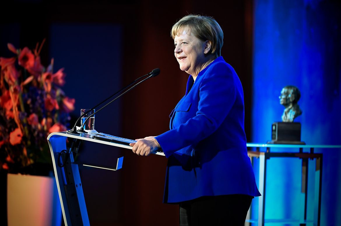 Меркель третьей из канцлеров получила одну из высших наград Германии