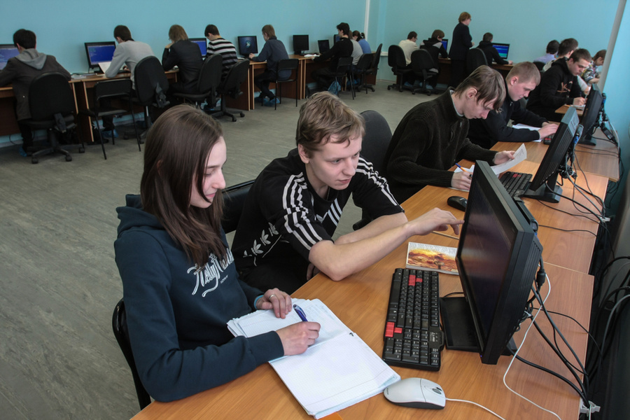 Российские студенты во время занятия по информатике. Фото © Shutterstock