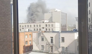 Клубы чёрного дыма сняли над зданием "Роскосмоса" в Москве