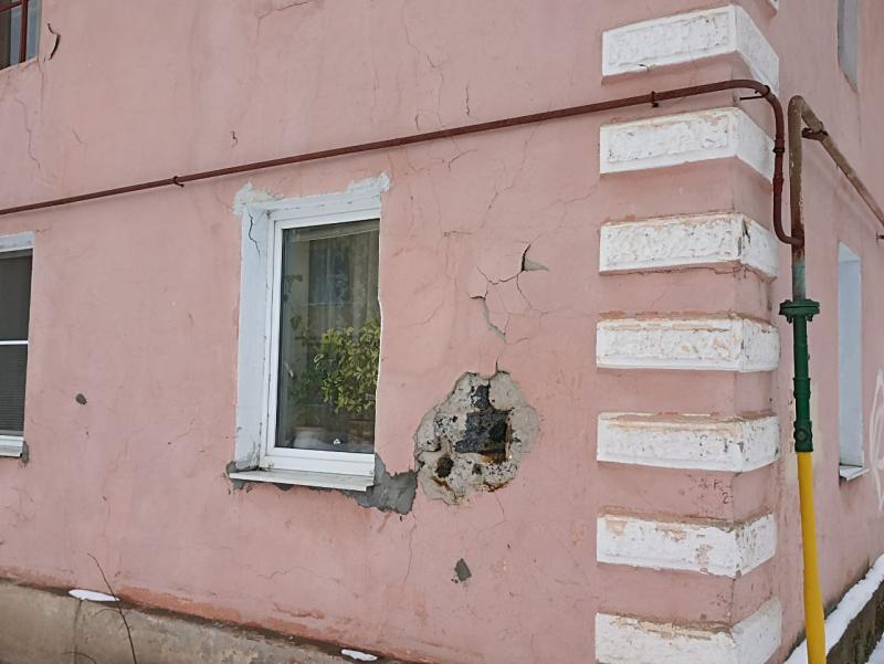 Новгородцы отказались покинуть ветхий дом вопреки угрозе обрушения из-за мизерной компенсации