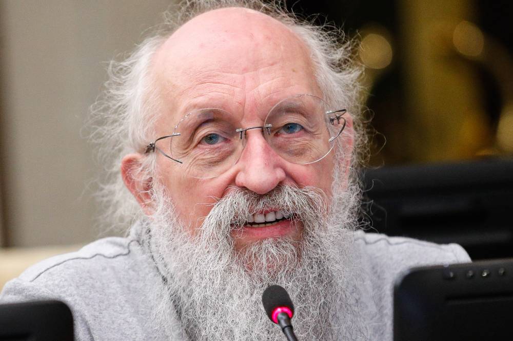 Вассерман рассказал Лайфу, какой игрой в планшете он отвлекается на заседаниях Госдумы