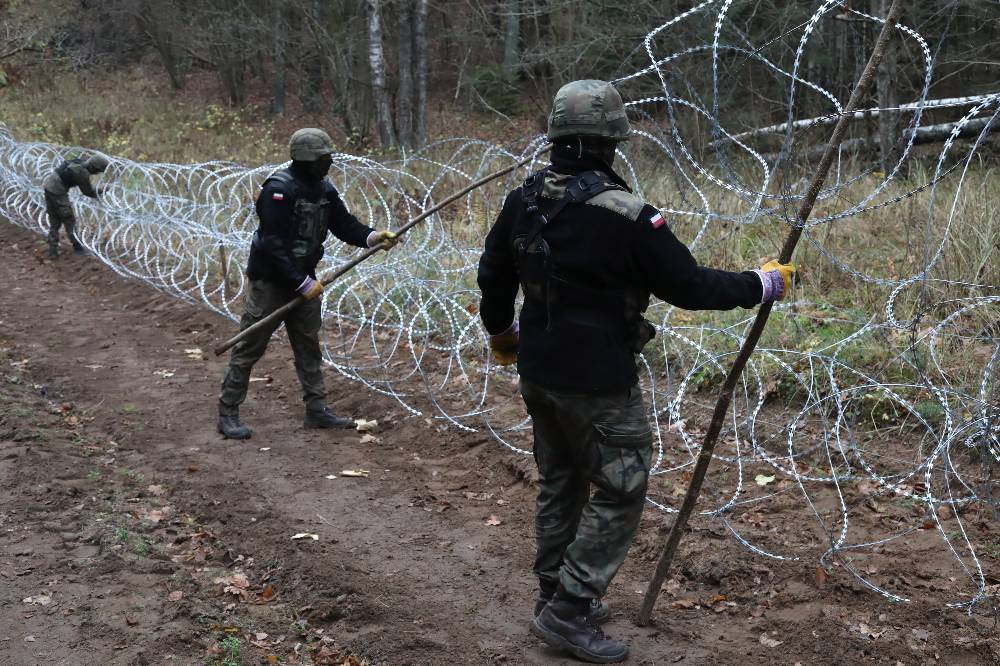 Невиданное по современности: Польша устанавливает ограждение на границе с РФ